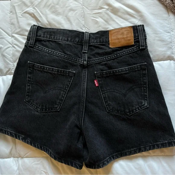 Levi’s Black Denim High-Waisted 80s Mom Shorts - Picture 5 of 8